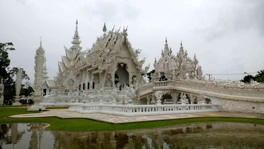 Day tour to White Temple, Black house & Golden Triangle